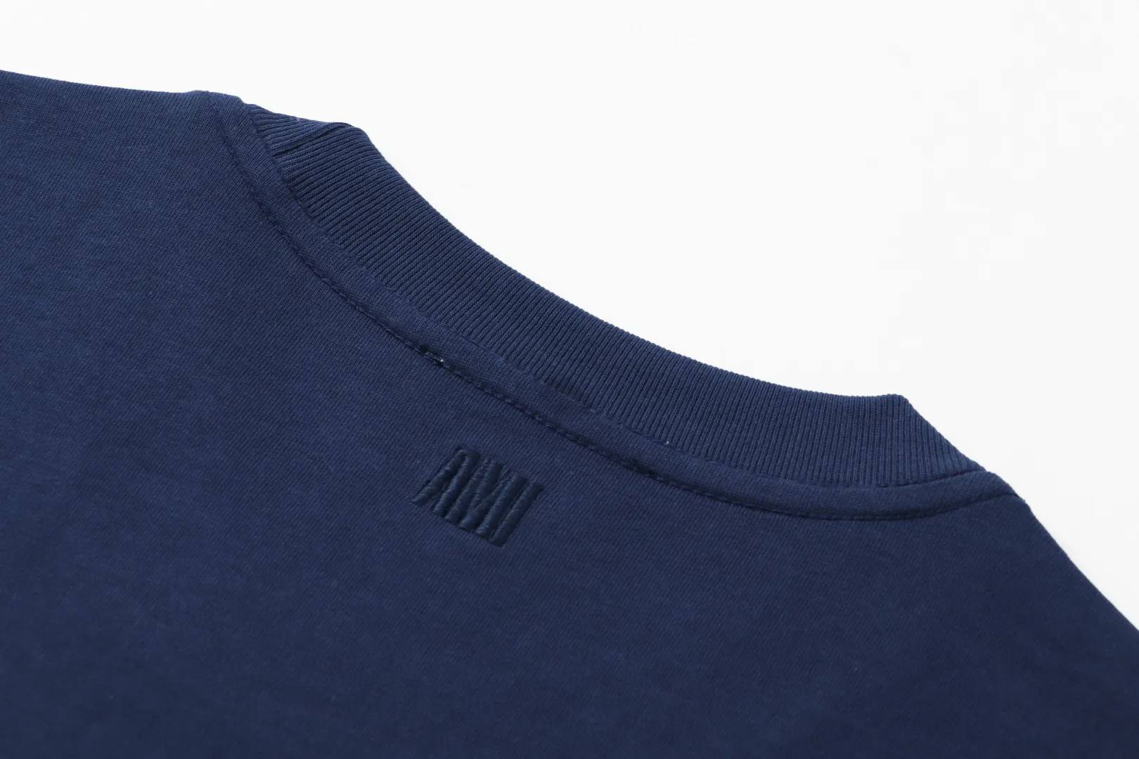 Style No.: A 008# P57 Ami 2026 Spring/Summer New Arrival T-shirt Short Sleeve The workmanship of this chapter is extremely cumbersome and complicated. It uses water-soluble polyester and water-soluble thread, first starting the pattern, dyeing, then air-drying, shaping, and then laser processing of details. The process time is long, which distinguishes it from the garbage version of the leaky bottom fabric on the market. We completely restore the correct version of the official website 1:1, with high-weight fabrics, synchronized detail routing, and restored official website letter embroidery, which is the only correct version on the entire network. Color: Apricot Black Navy Blue White Sizes: S-XL